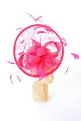 Chapeau de cérémonie magenta tendance 