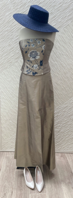 Tenue longue en soie brodée 