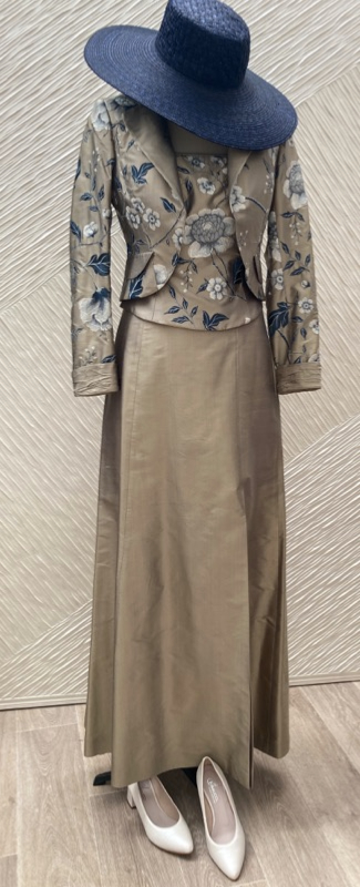 Tenue longue en soie brodée 